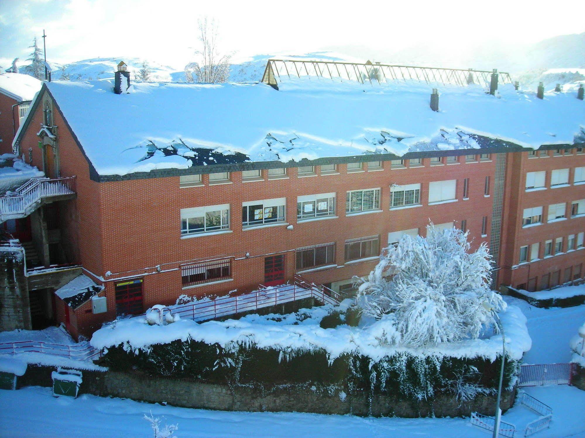 Residencia Albergue Jaca Exteriör bild
